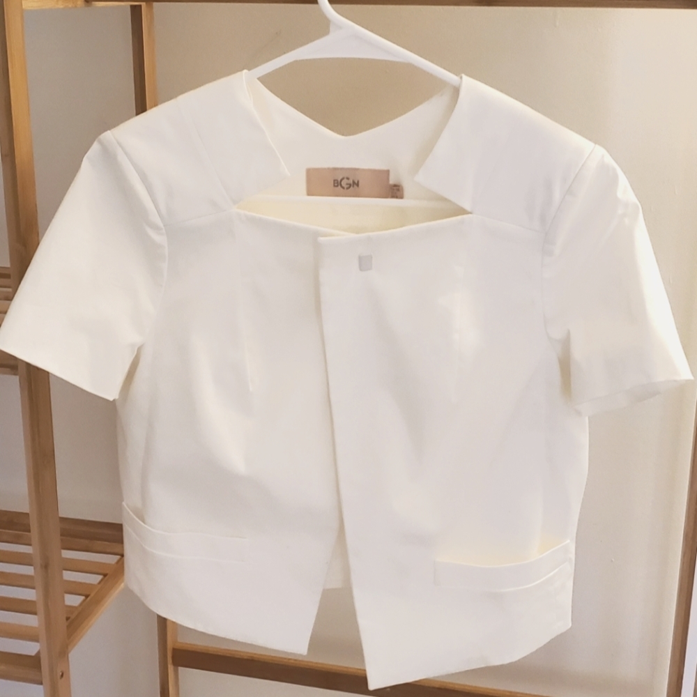 BGN Short sleeve cropped blazer. Size:  US 2, UK 8, Eur 36. Color: light cream
